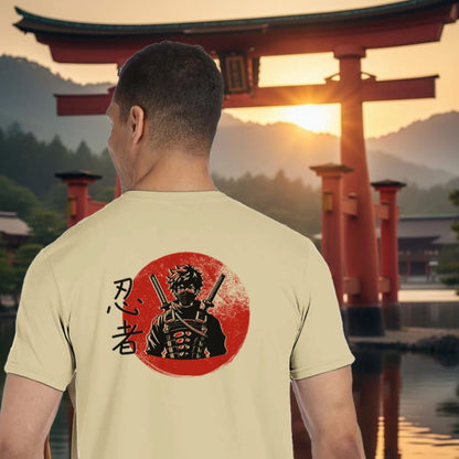 T-shirt Ninja con Kanji Giapponesi e Sole Rosso - Stampa sul RETRO - Maglietta Minimal Design