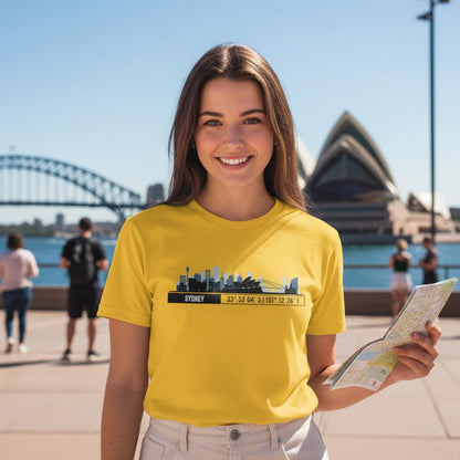 T-Shirt Sydney con Skyline e Coordinate – Minimal City Tee, Australia Travel Gift