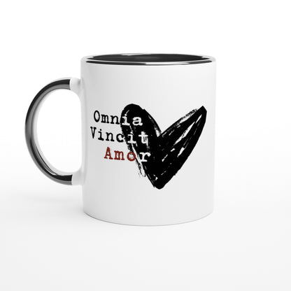 Omnia Vincit Amor – Tazza in Ceramica d'Autore: l'Amore Vince Tutto!