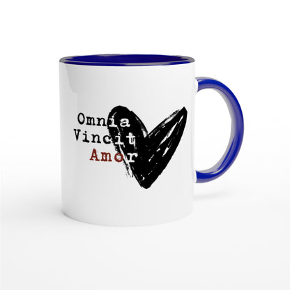 Omnia Vincit Amor – Tazza in Ceramica d'Autore: l'Amore Vince Tutto!