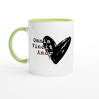 Omnia Vincit Amor – Tazza in Ceramica d'Autore: l'Amore Vince Tutto!