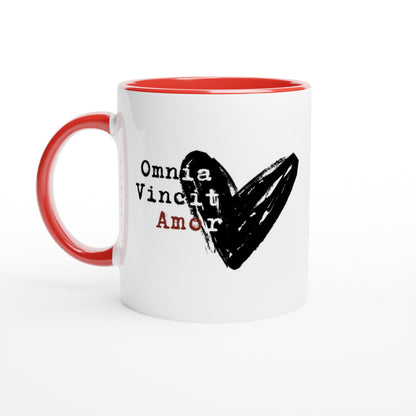 Omnia Vincit Amor – Tazza in Ceramica d'Autore: l'Amore Vince Tutto!