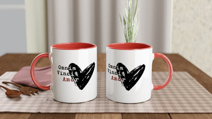 Omnia Vincit Amor – Tazza in Ceramica d'Autore: l'Amore Vince Tutto!