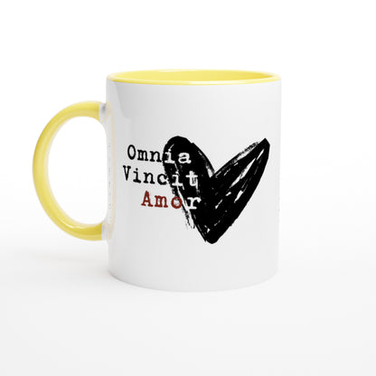 Omnia Vincit Amor – Tazza in Ceramica d'Autore: l'Amore Vince Tutto!