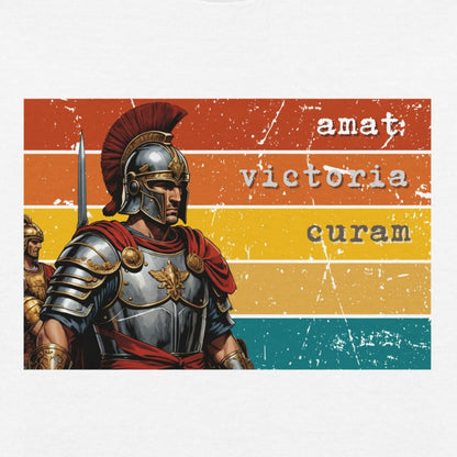 T-shirt "Amat Victoria Curam": Maglia Motivazionale Centurione Romano – Estetica Vintage e Dark Academia