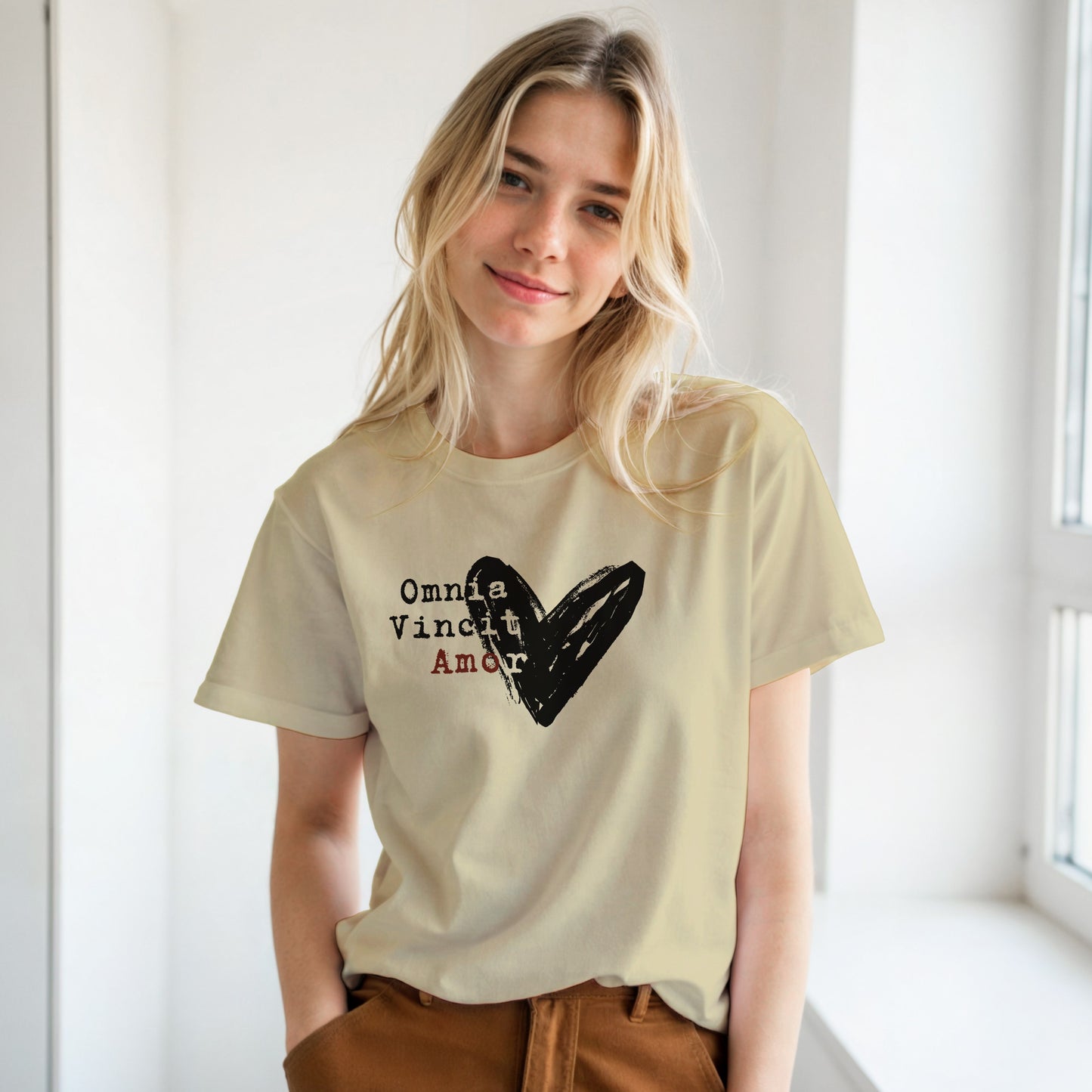 T-shirt "Omnia Vincit Amor" - Maglietta Minimalista con Cuore e Citazione Latina - Collezione Latin Wisdom