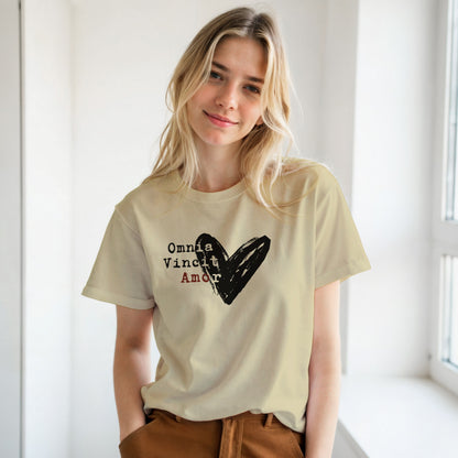 T-shirt "Omnia Vincit Amor" - Maglietta Minimalista con Cuore e Citazione Latina - Collezione Latin Wisdom