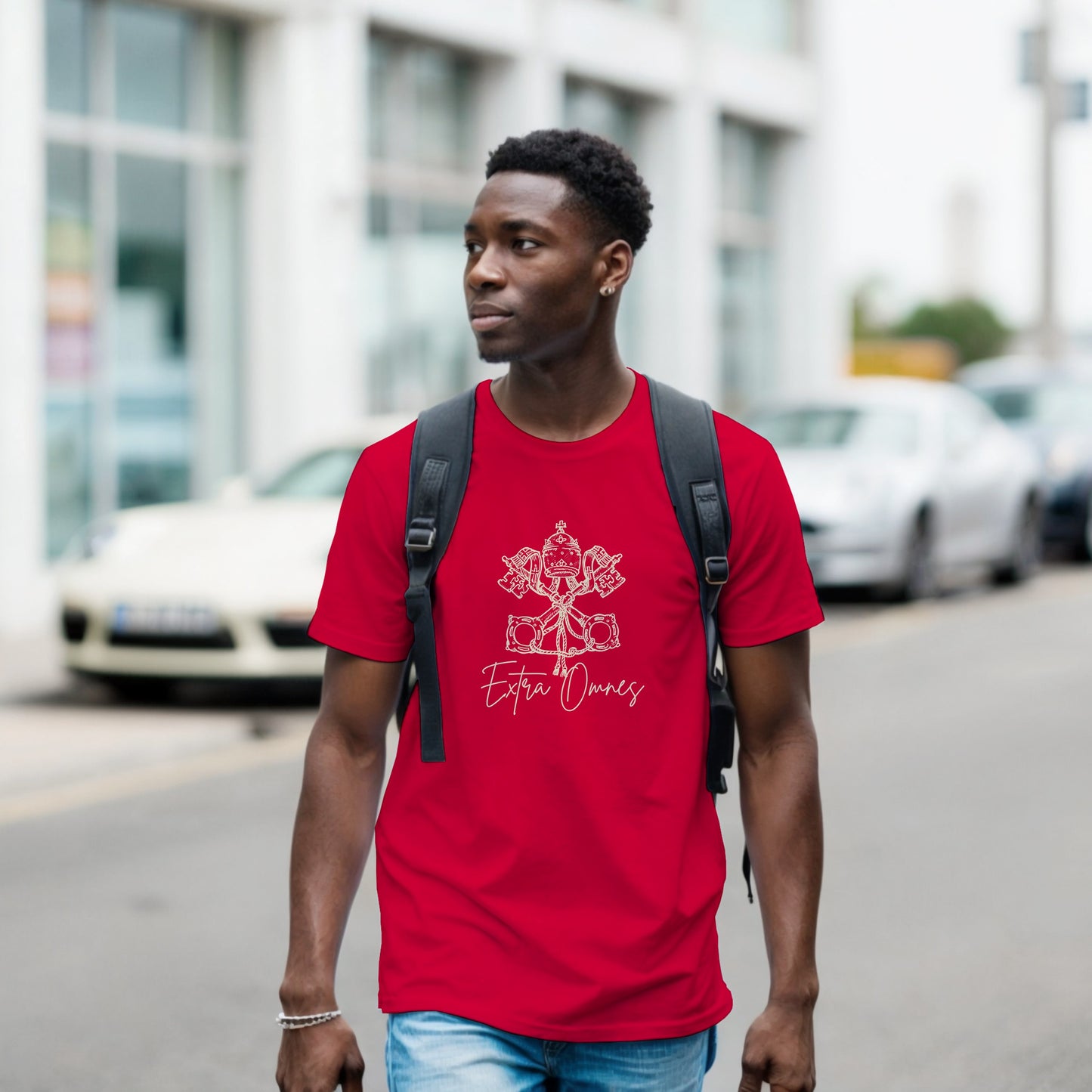 T-shirt "Extra Omnes": Maglia Esclusiva con Chiavi di San Pietro – Ironia Vaticana e Citazione Latina Minimalista