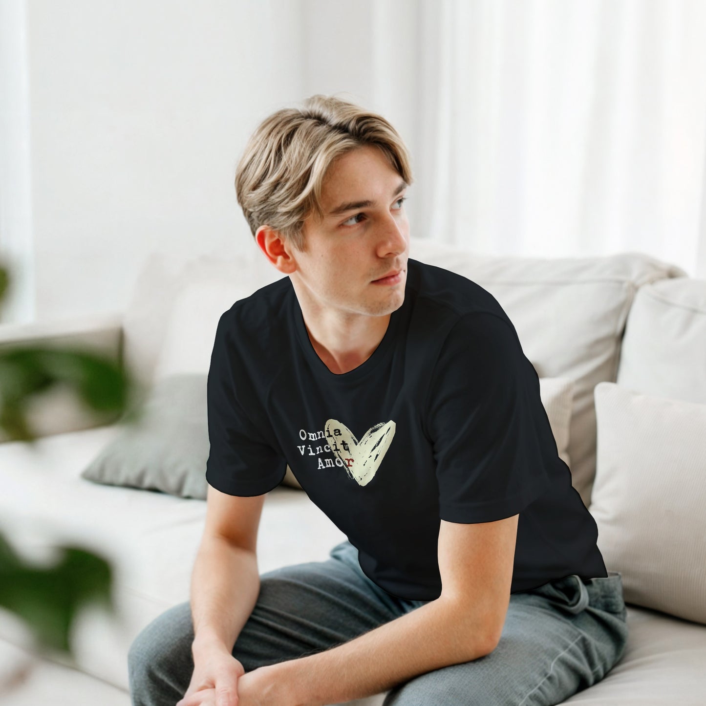 T-shirt "Omnia Vincit Amor" - Maglietta Minimalista con Cuore e Citazione Latina - Collezione Latin Wisdom
