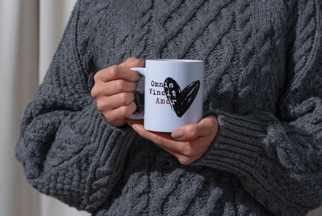 Omnia Vincit Amor – Tazza in Ceramica d'Autore: l'Amore Vince Tutto!