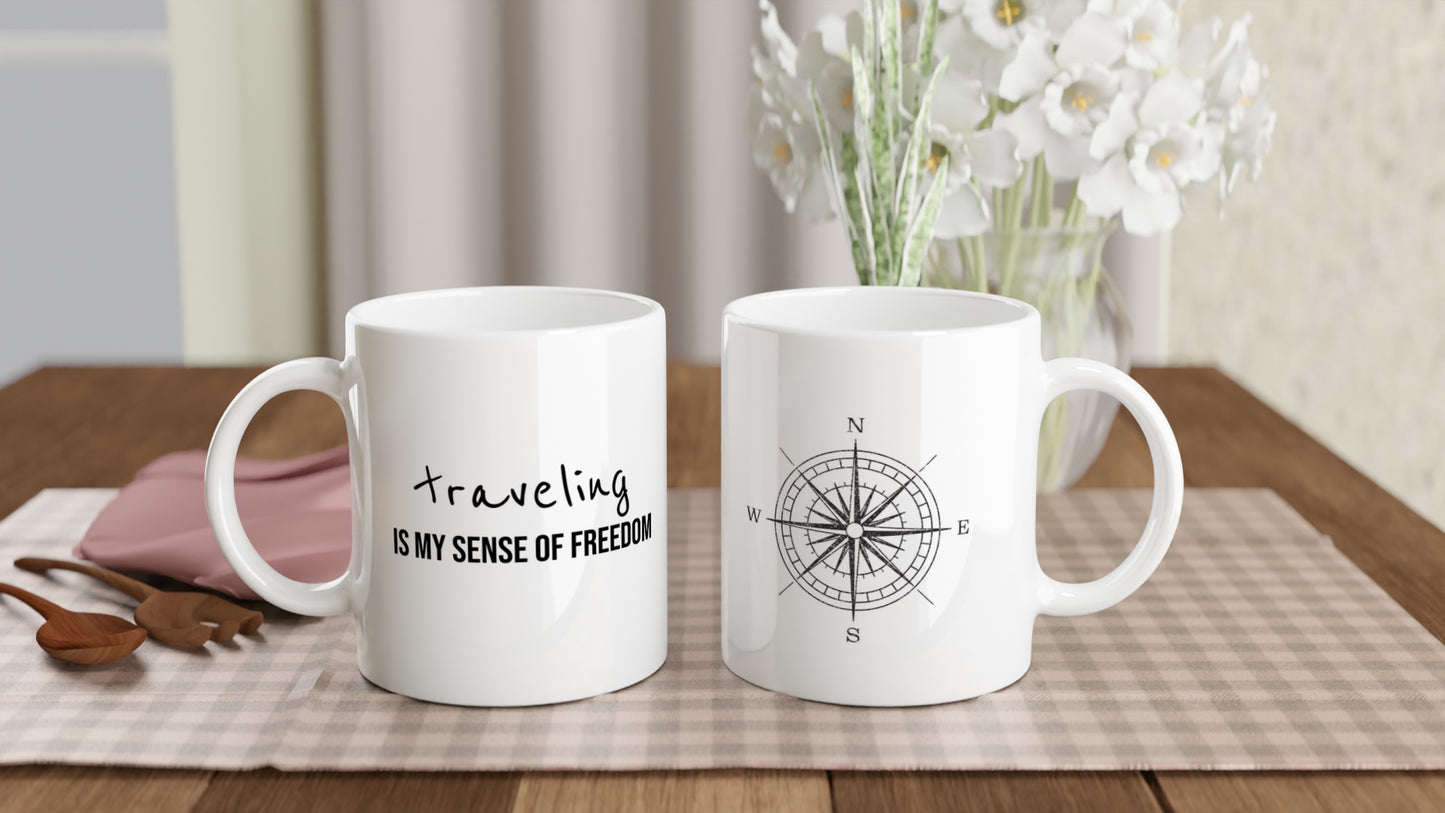 Travel Is Freedom – Tazza  con Frase Motivazionale e Bussola – Mug Minimal per Amanti dell’Esplorazione e dei Viaggi