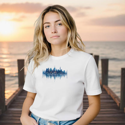 Built in Glass. Filled with Ghosts T-Shirt – Maglietta con Skyline Specchiato e Design Evocativo